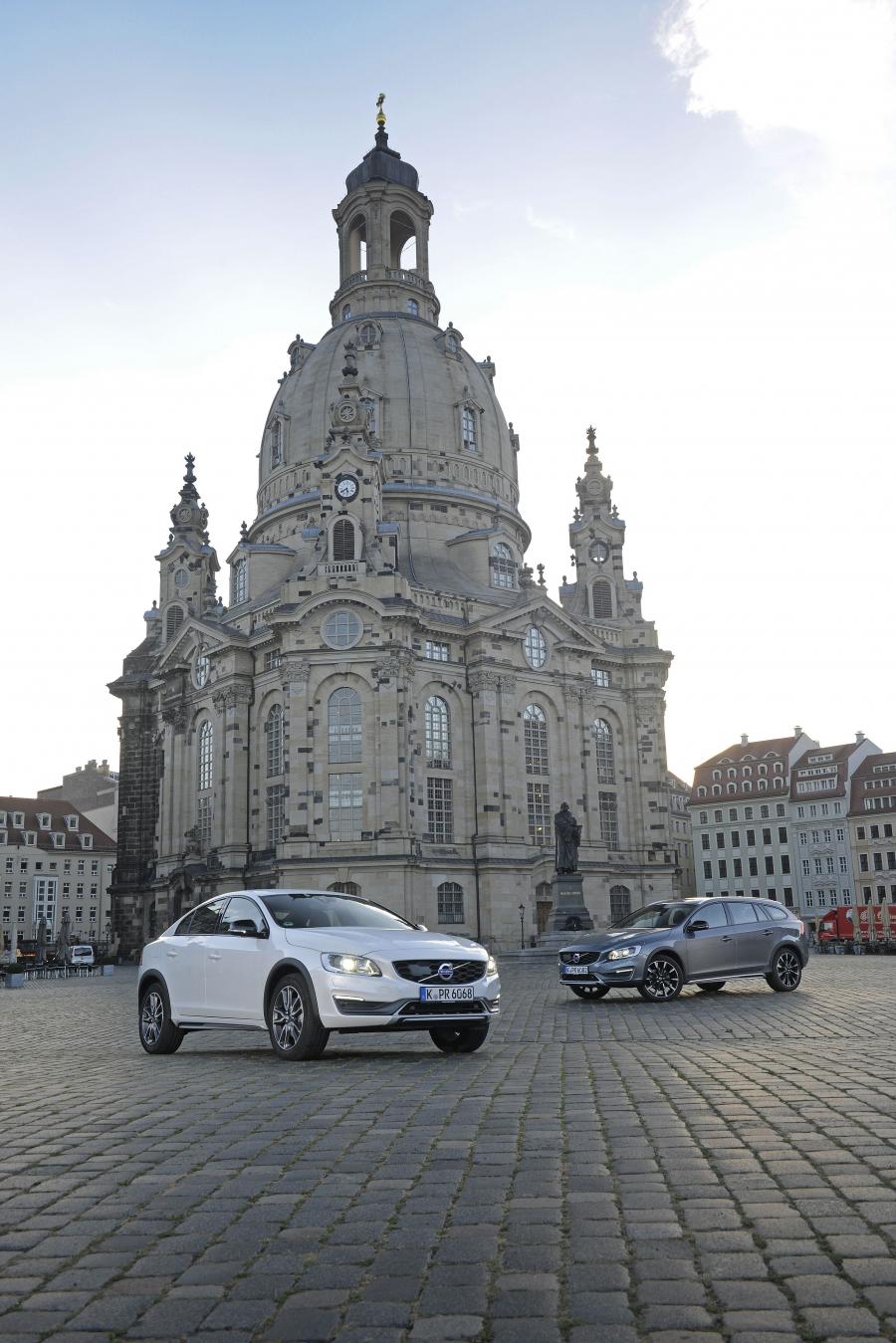  Volvo V60 T5 Cross Country 2015 года  (фото 2 из 38)